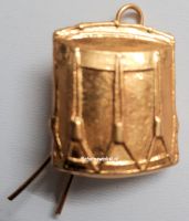 Drum, Cap Badge