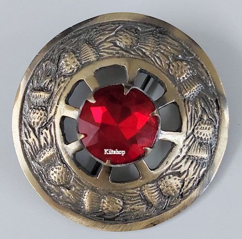 Plaid Broach, red glass in center, Bronskleurig, 8 cm